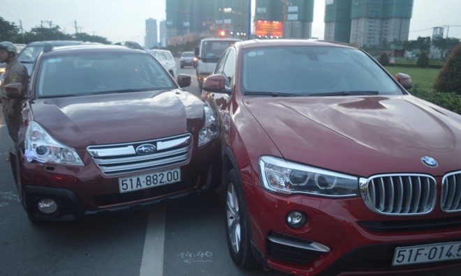 Xe ben tông nát bét 3 ô tô đang dừng đèn đỏ - ảnh 3
