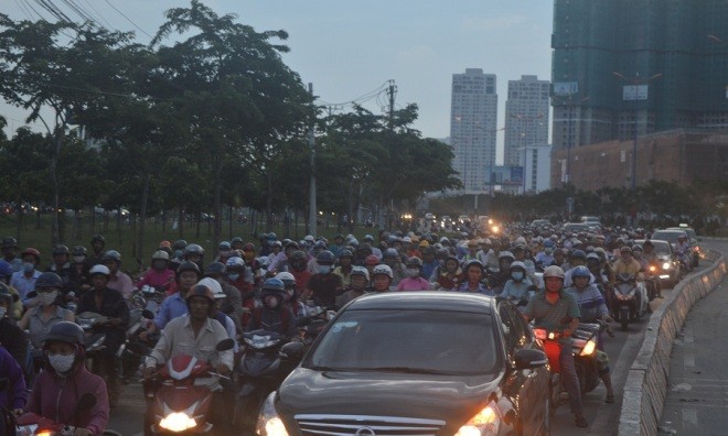 Xe ben tông nát bét 3 ô tô đang dừng đèn đỏ - ảnh 5