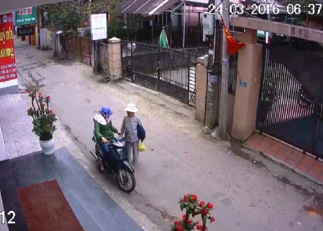 Xôn xao clip cụ bà bị “thôi miên” lột sạch tiền giữa đường - ảnh 1