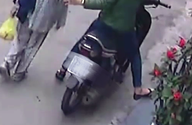 Xôn xao clip cụ bà bị “thôi miên” lột sạch tiền giữa đường - ảnh 2
