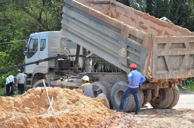 Xe ben chở đất “đốn hạ” hàng loạt trụ điện - ảnh 2