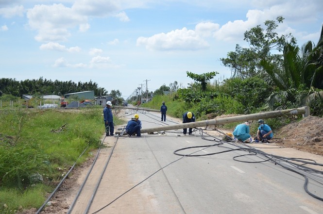 Xe ben chở đất “đốn hạ” hàng loạt trụ điện - ảnh 3