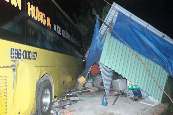 Xe khách giường nằm tông liên hoàn khiến nhiều người nguy kịch - ảnh 1