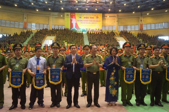 Cảnh sát đặc nhiệm bay người công phá mục tiêu - ảnh 1