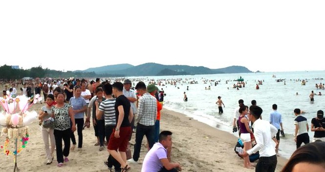 Biển Cửa Lò đông nghịt người trong ngày nghỉ lễ - ảnh 2