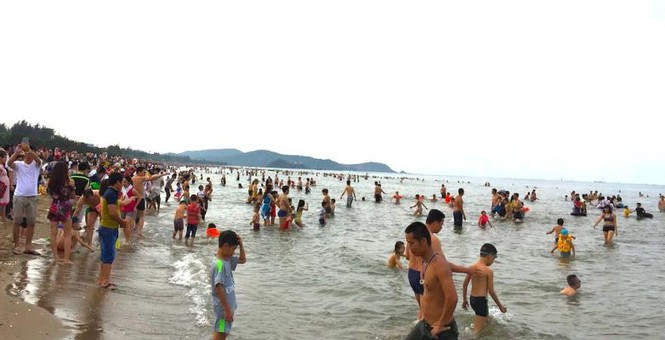 Biển Cửa Lò đông nghịt người trong ngày nghỉ lễ - ảnh 3