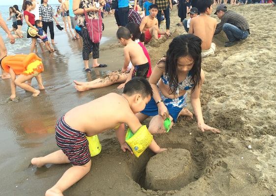 Biển Cửa Lò đông nghịt người trong ngày nghỉ lễ - ảnh 6