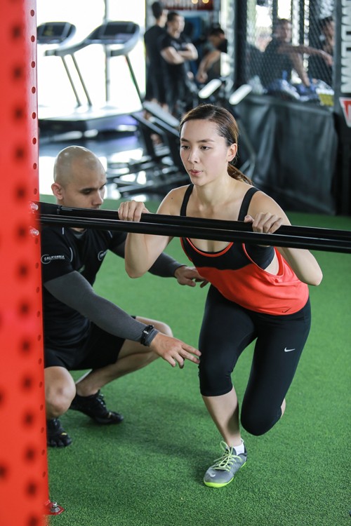 á hậu thiên lý trong phòng tập - ảnh 4