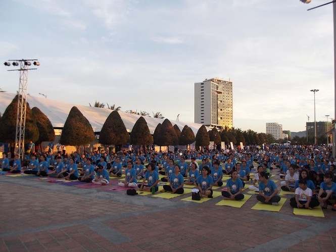 500 người đồng diễn Yoga trên bờ biển Đà Nẵng - ảnh 1