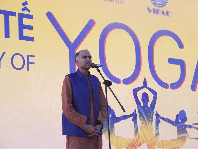 500 người đồng diễn Yoga trên bờ biển Đà Nẵng - ảnh 2