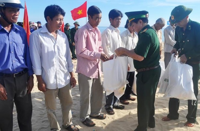 Lính trẻ biên phòng, đoàn viên thanh niên ra quân làm sạch biển - ảnh 2