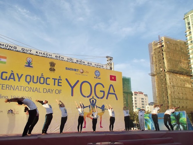 500 người đồng diễn Yoga trên bờ biển Đà Nẵng - ảnh 4