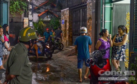 Giải cứu cụ bà 70 tuổi mắc kẹt trong nhà cháy rừng rực - ảnh 1