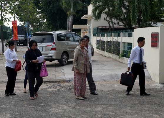 Muộn giờ vì đợi toà cho xe đi đón nhân chứng - ảnh 1