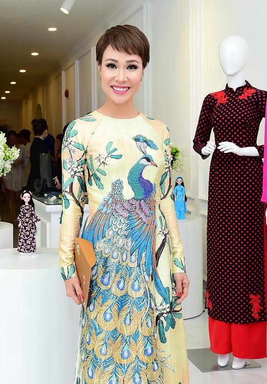 Ca sĩ Hồng Nhung, Đoan Trang diện áo dài đọ dáng cùng mỹ nhân Việt - ảnh 3