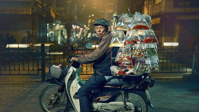 Bộ ảnh người chở hàng trên xe máy ở Hà Nội gây ‘sốt’ báo chí nước ngoài - ảnh 1