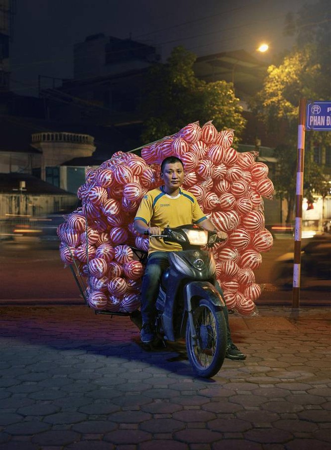 Bộ ảnh người chở hàng trên xe máy ở Hà Nội gây ‘sốt’ báo chí nước ngoài - ảnh 3