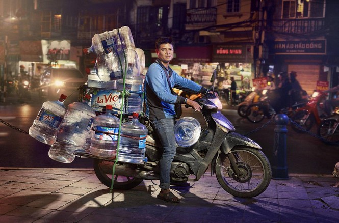 Bộ ảnh người chở hàng trên xe máy ở Hà Nội gây ‘sốt’ báo chí nước ngoài - ảnh 5