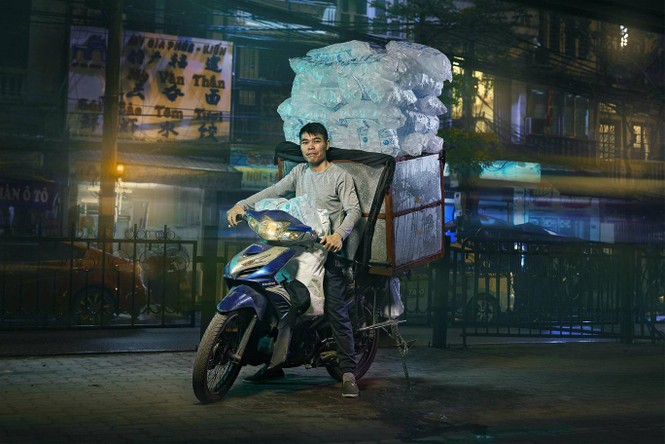 Bộ ảnh người chở hàng trên xe máy ở Hà Nội gây ‘sốt’ báo chí nước ngoài - ảnh 6