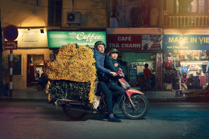 Bộ ảnh người chở hàng trên xe máy ở Hà Nội gây ‘sốt’ báo chí nước ngoài - ảnh 7