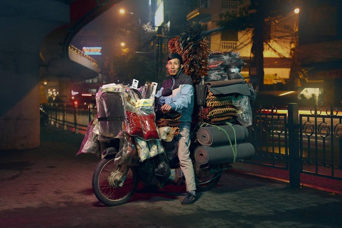 Bộ ảnh người chở hàng trên xe máy ở Hà Nội gây ‘sốt’ báo chí nước ngoài - ảnh 8