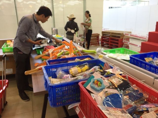 Người dân tiếp tục khui hàng hóa “vô tội vạ” và trộm cắp khi đến Auchan - ảnh 7