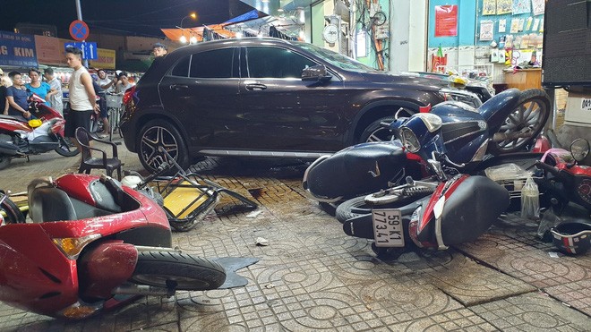 Nữ tài xế lái Mercedes tông hàng loạt xe máy, nhiều người nằm la liệt trên đường - ảnh 1