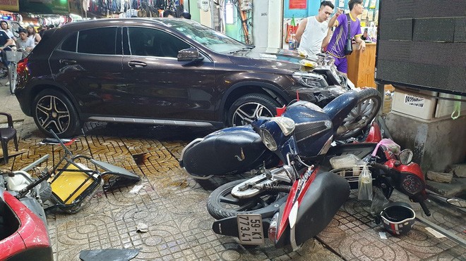 Nữ tài xế lái Mercedes tông hàng loạt xe máy, nhiều người nằm la liệt trên đường - ảnh 2