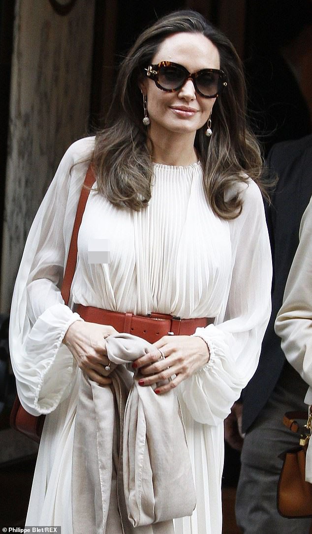 Angelina Jolie bất ngờ táo bạo 'thả rông' vòng một trên phố - ảnh 3