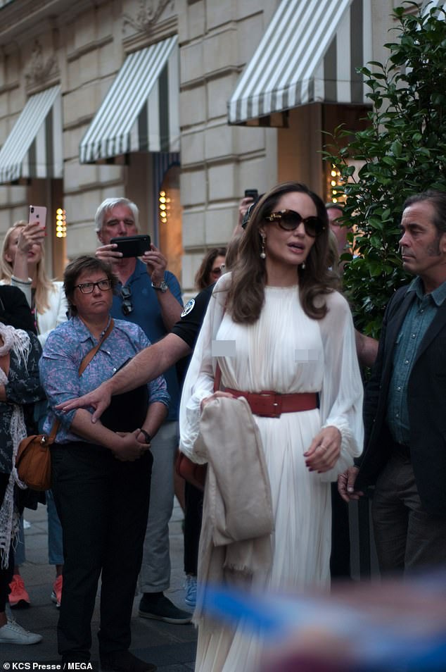 Angelina Jolie bất ngờ táo bạo 'thả rông' vòng một trên phố - ảnh 5
