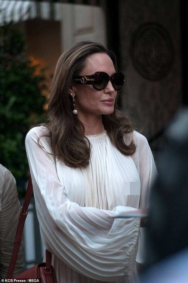 Angelina Jolie bất ngờ táo bạo 'thả rông' vòng một trên phố - ảnh 8