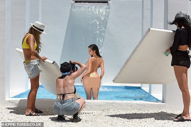 Hậu trường chụp bikini ‘nóng bỏng mắt’ của siêu mẫu nội y Demi Rose - ảnh 7