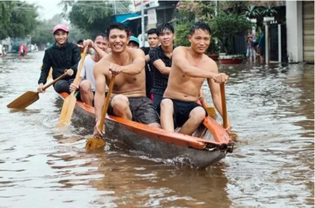 Mưa to liên tục, nhiều nơi ở đảo Phú Quốc chìm trong biển nước - ảnh 1