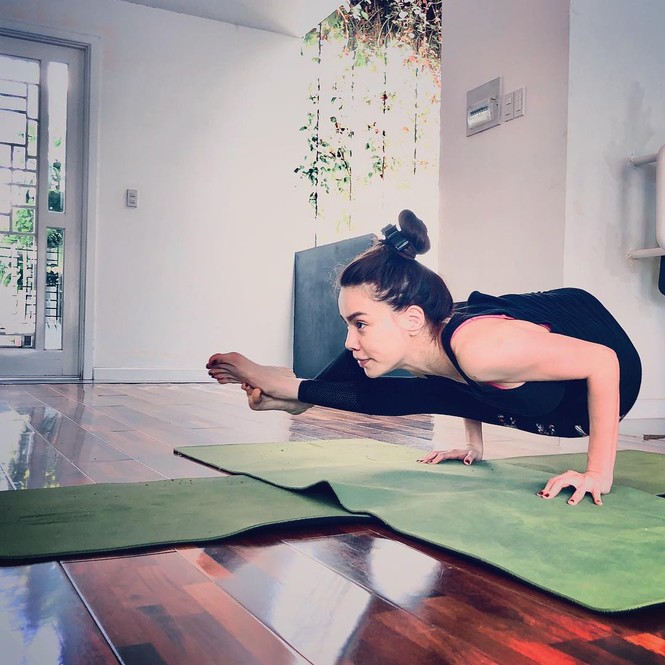 Đăng ảnh tạo dáng yoga độ khó cao, Hồ Ngọc Hà bị chê ‘giống đàn ông’ - ảnh 4