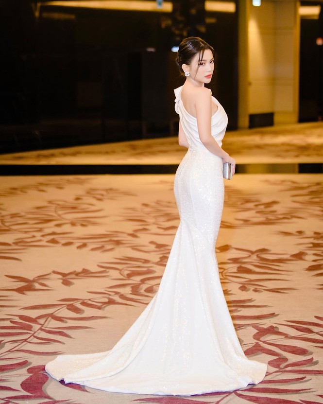 Sĩ Thanh quá đỗi sexy trong đồ bơi một mảnh khoét ngực sâu - ảnh 5