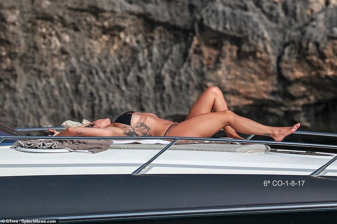 ‘Đỏ mặt’ với bộ bikini siêu bé của Rita Ora - ảnh 6