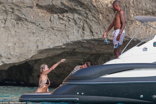 ‘Đỏ mặt’ với bộ bikini siêu bé của Rita Ora - ảnh 8