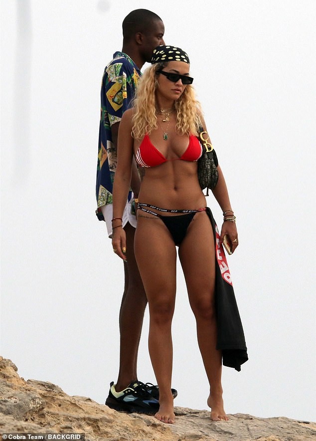 Rita Ora tiếp tục ‘đốt mắt’ fans với bikini đỏ-đen khoe đường cong hút mắt - ảnh 1