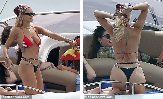 Rita Ora tiếp tục ‘đốt mắt’ fans với bikini đỏ-đen khoe đường cong hút mắt - ảnh 5
