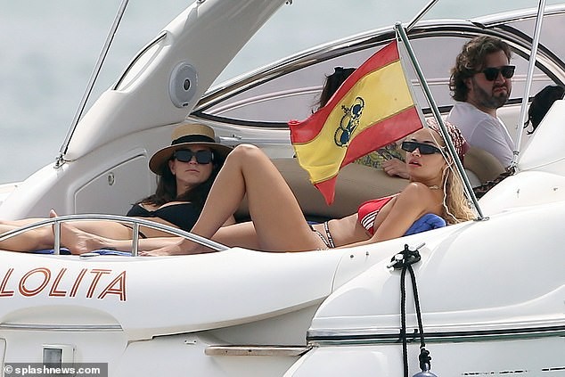 Rita Ora tiếp tục ‘đốt mắt’ fans với bikini đỏ-đen khoe đường cong hút mắt - ảnh 6