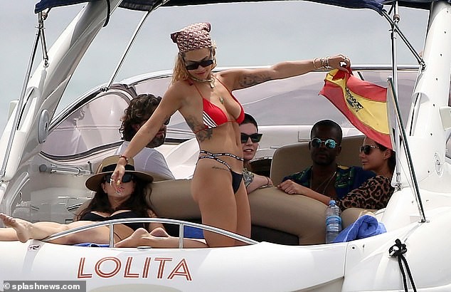 Rita Ora tiếp tục ‘đốt mắt’ fans với bikini đỏ-đen khoe đường cong hút mắt - ảnh 7