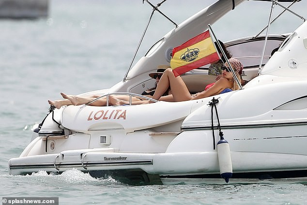 Rita Ora tiếp tục ‘đốt mắt’ fans với bikini đỏ-đen khoe đường cong hút mắt - ảnh 8