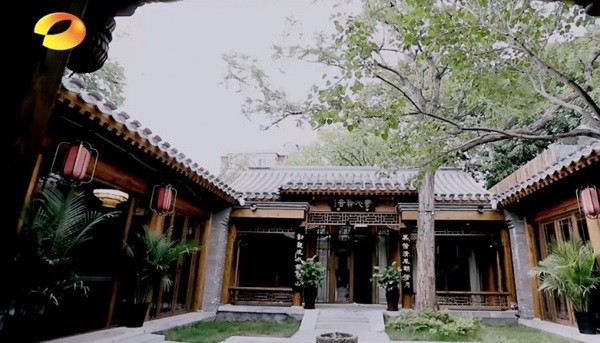 ‘Hoà Thân’ đập bể loạt cổ vật trị giá gần 700 tỷ đồng trên truyền hình - ảnh 1