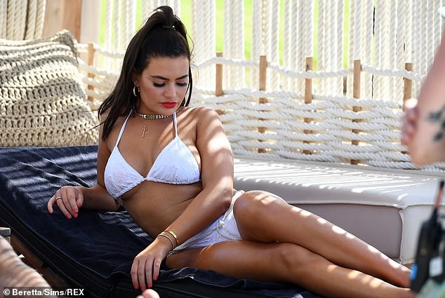 Cựu vũ nữ Megan Barton khoe vòng một nảy nở với áo bơi bé xíu - ảnh 7