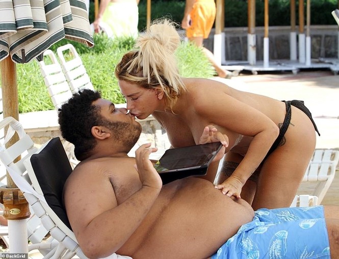Katie Price để ngực trần còn nguyên vết phẫu thuật đi bơi gây sốc - ảnh 6