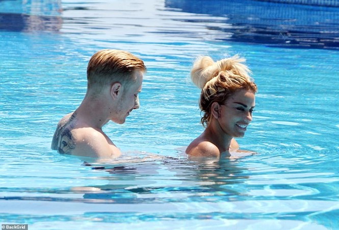 Katie Price để ngực trần còn nguyên vết phẫu thuật đi bơi gây sốc - ảnh 4