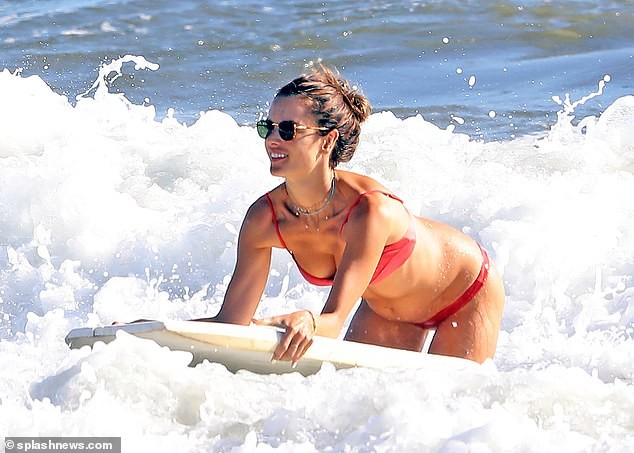 Đi tắm biển mà như chụp họa báo, Alessandra Ambrosio khoe body ‘cực phẩm’ - ảnh 4
