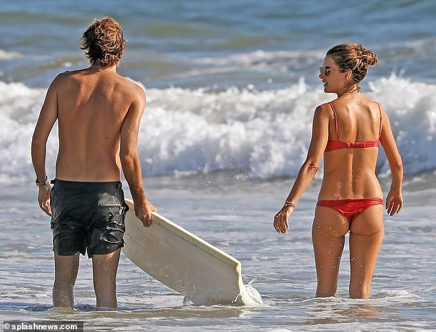 Đi tắm biển mà như chụp họa báo, Alessandra Ambrosio khoe body ‘cực phẩm’ - ảnh 5