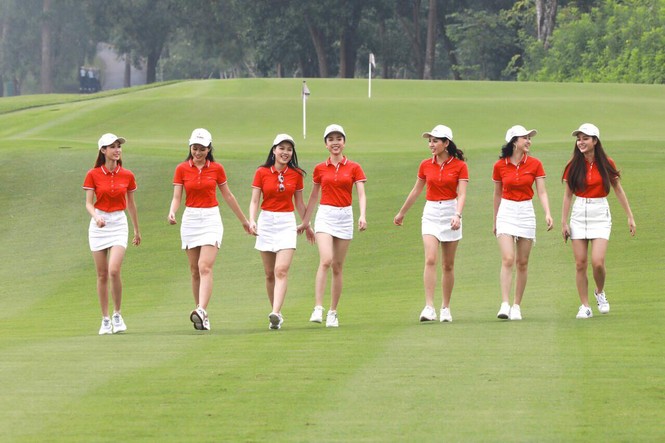 Á hậu Thúy An cùng dàn người đẹp HHVN khoe sắc trên sân Golf Đồng Mô - ảnh 2