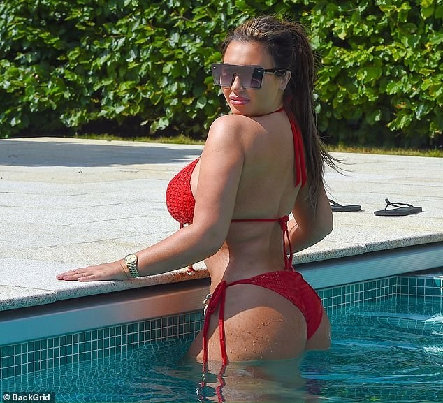 Sao truyền hình Anh khoe đường cong ‘bỏng rẫy’ với bikini đỏ rực - ảnh 3